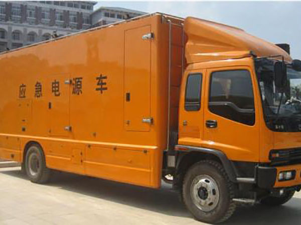 房山冬季柴油发电机启动前，如何检查燃油系统中的积水？